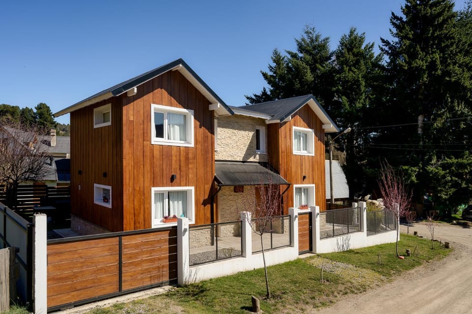 Property building, Day, Neighbourhood, Garden, Street view