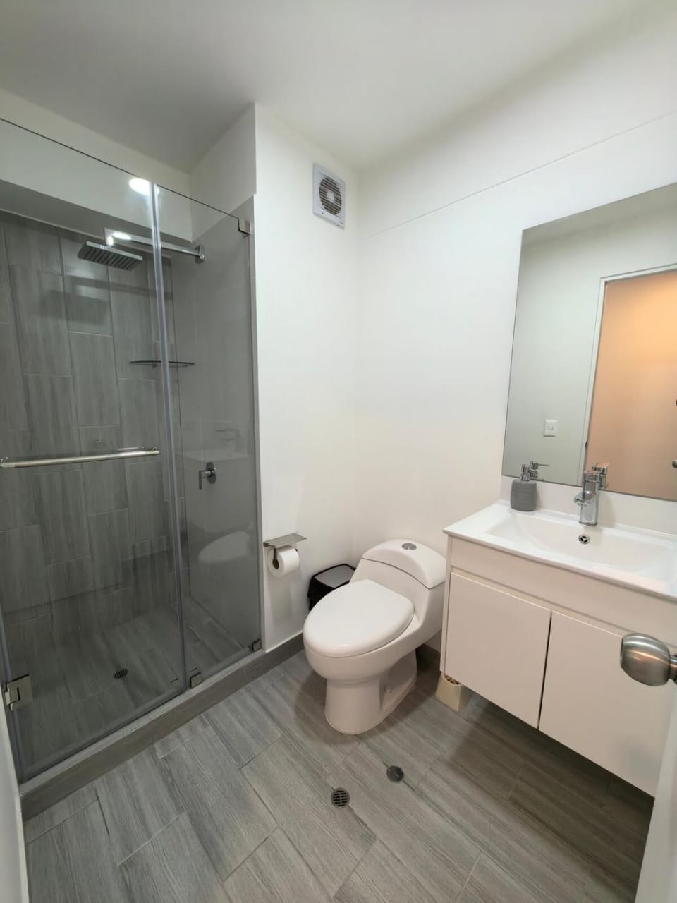 Shower, Toilet, Bathroom, towels
