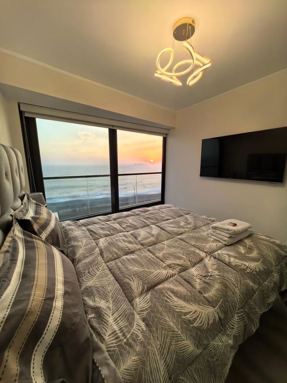 Bed, Natural landscape, Photo of the whole room, Evening entertainment, Bedroom