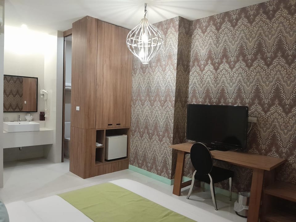TV and multimedia, Photo of the whole room, Seating area, Bedroom, wardrobe