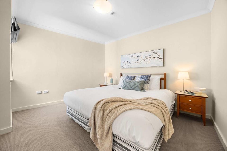 Spacious 2BR Pool, Tennis & Free Parking Apartment in Perth