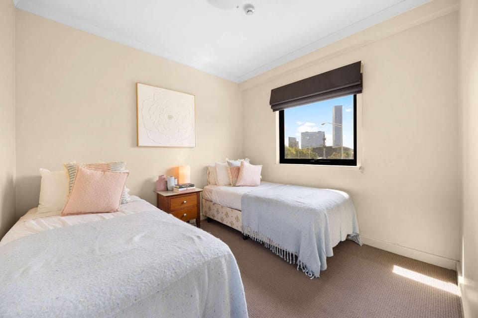 Spacious 2BR Pool, Tennis & Free Parking Apartment in Perth