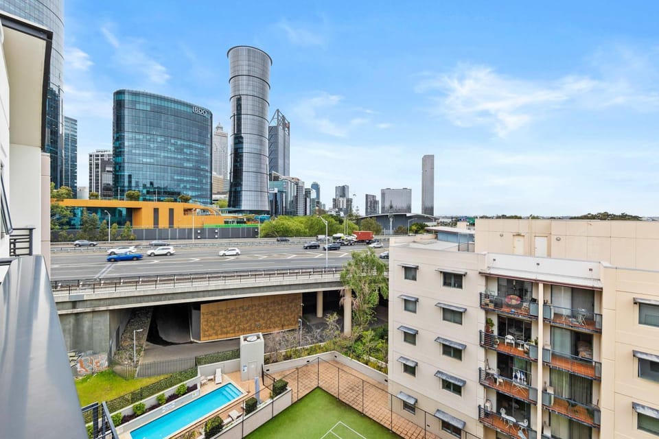 Spacious 2BR Pool, Tennis & Free Parking Apartment in Perth