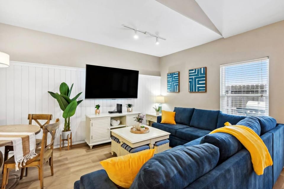 Resort Pool, 5 Bedroom, Dog-Friendly, King Bed, Near White Cap Beach, Patio, Grill House in North Padre Island