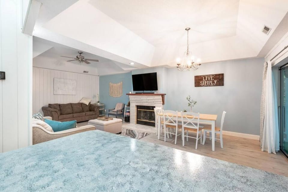 TV and multimedia, Kitchen or kitchenette, Living room, Photo of the whole room, Seating area, Dining area