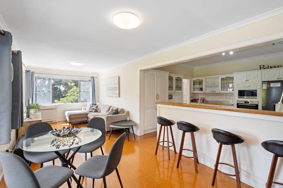 Kitchen or kitchenette, Seating area
