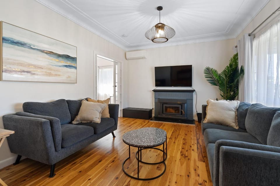 TV and multimedia, Living room, Seating area, air conditioner