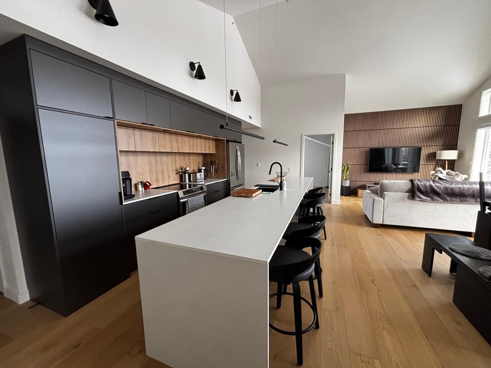 Coffee/tea facilities, Kitchen or kitchenette, Dining area, dishwasher, oven, stove, toaster