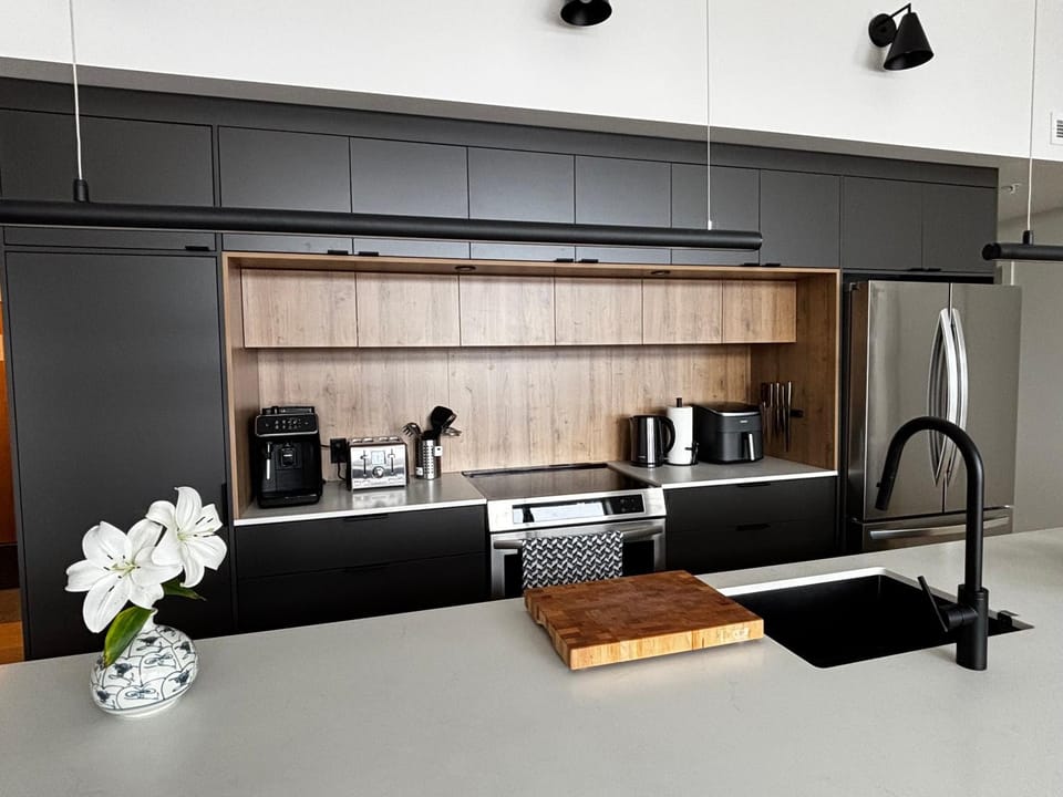 Coffee/tea facilities, Kitchen or kitchenette, stove, toaster