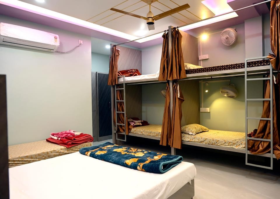 Photo of the whole room, Bedroom, wardrobe