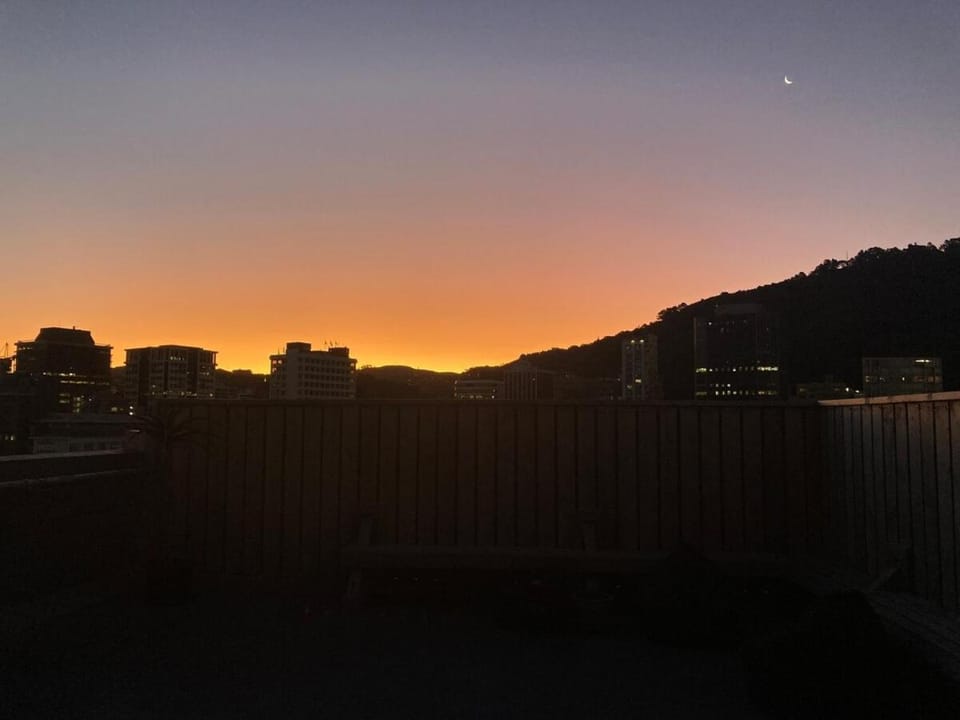Close to City, Ferry with great views and free park Apartment in Wellington