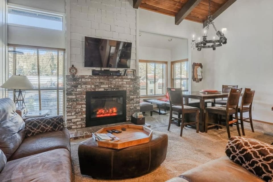 Canyon Slopeside Retreat House in Mammoth Lakes