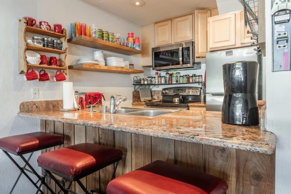 Canyon Slopeside Retreat House in Mammoth Lakes