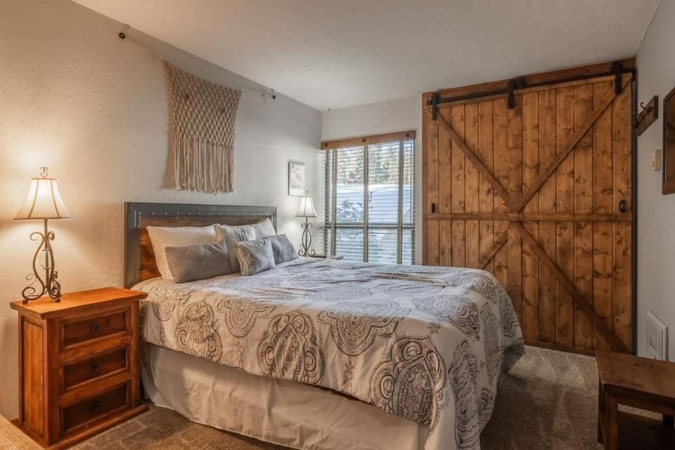 Canyon Slopeside Retreat House in Mammoth Lakes