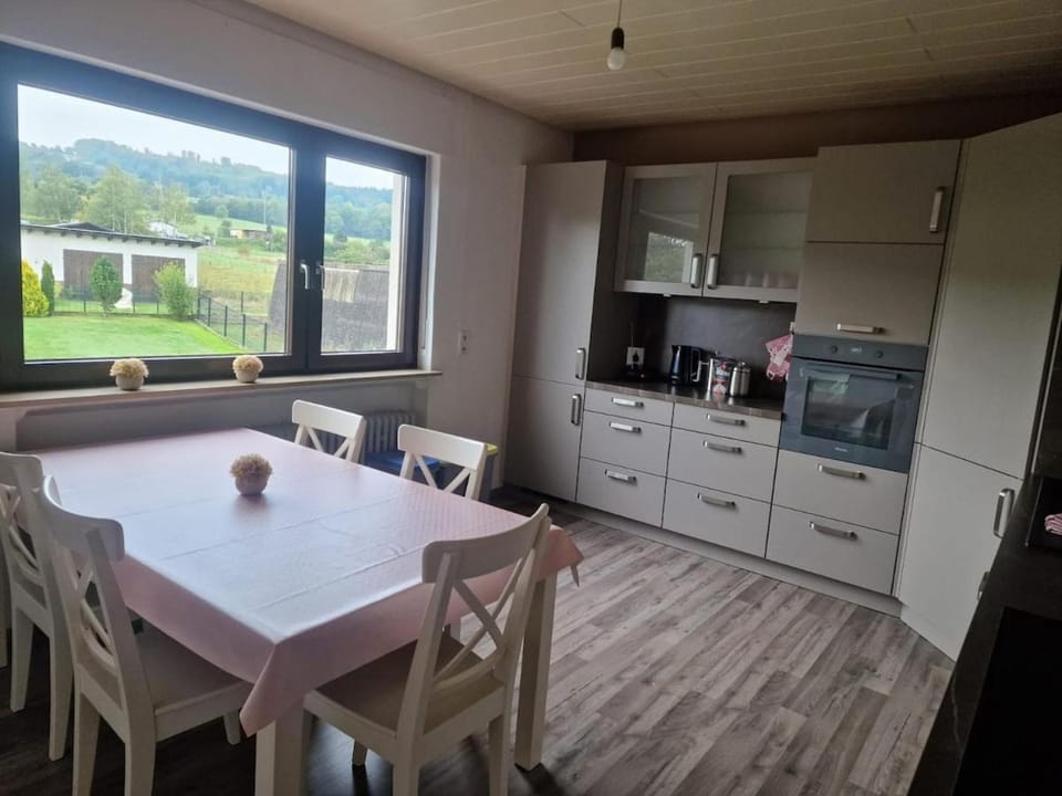 Coffee/tea facilities, Kitchen or kitchenette, Dining area, oven, stove