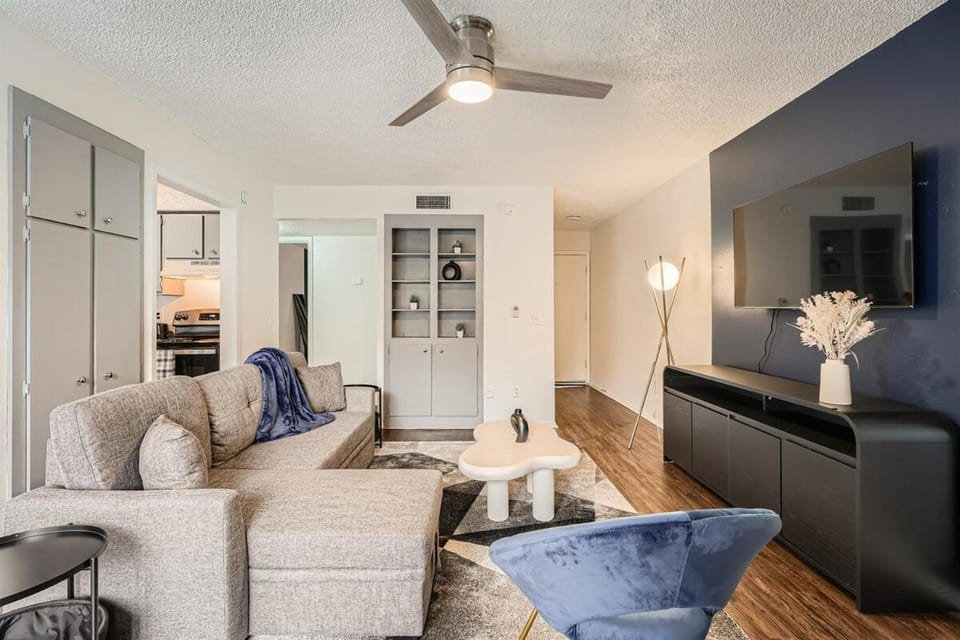 Your Modern King Suite Getaway - Sleeps 4 - Pool, Prkg Apartment in Austin
