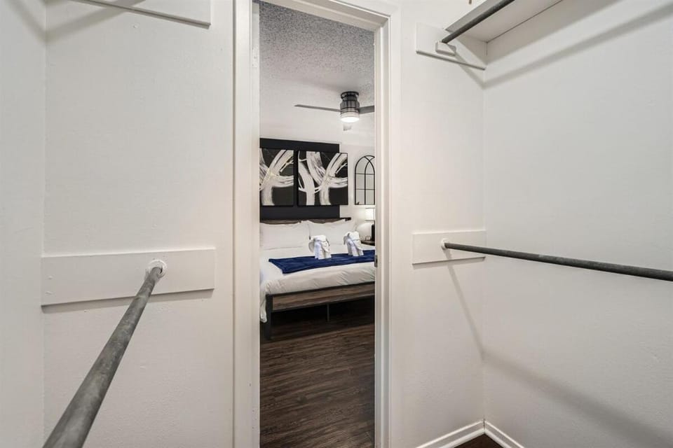 Your Modern King Suite Getaway - Sleeps 4 - Pool, Prkg Apartment in Austin