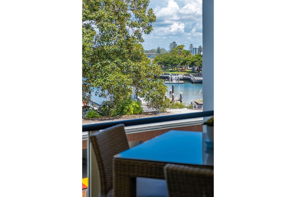 View (from property/room), Balcony/Terrace, Lake view, River view