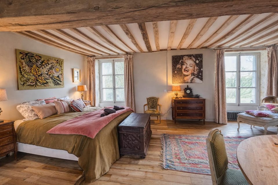 Photo of the whole room, Bedroom