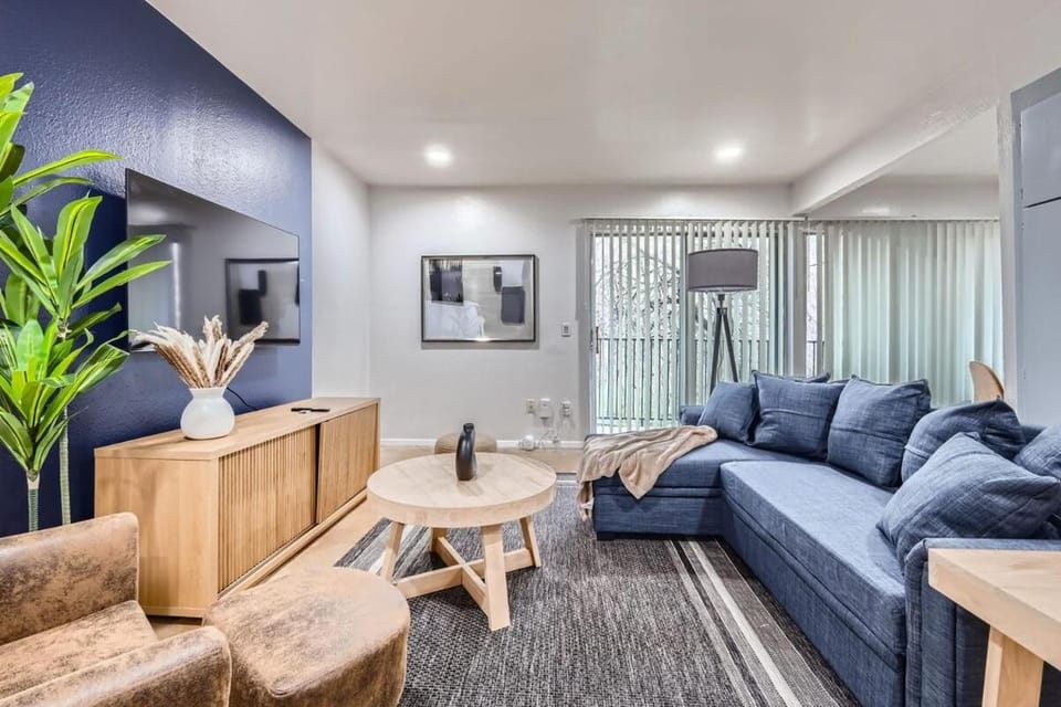 Your Airy King Suite Getaway - Sleeps 4 - Pool, Prkg Apartment in Austin