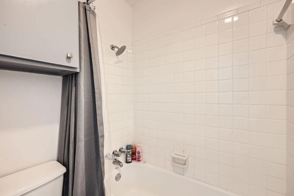 Your Airy King Suite Getaway - Sleeps 4 - Pool, Prkg Apartment in Austin