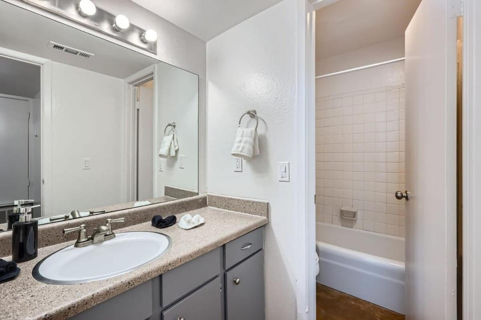Your Airy King Suite Getaway - Sleeps 4 - Pool, Prkg Apartment in Austin