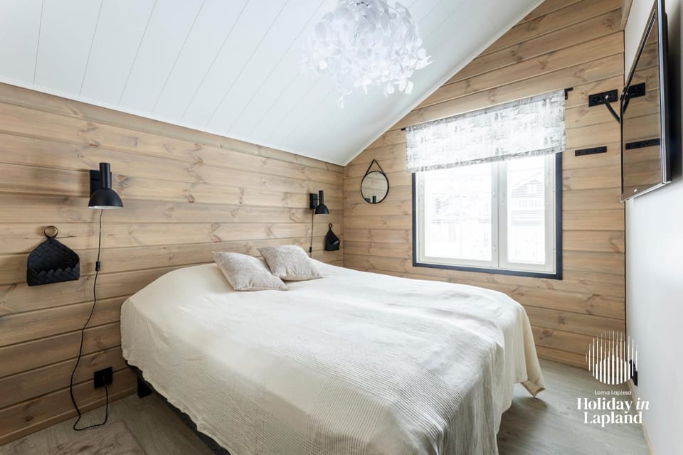 Bed, TV and multimedia, Bedroom