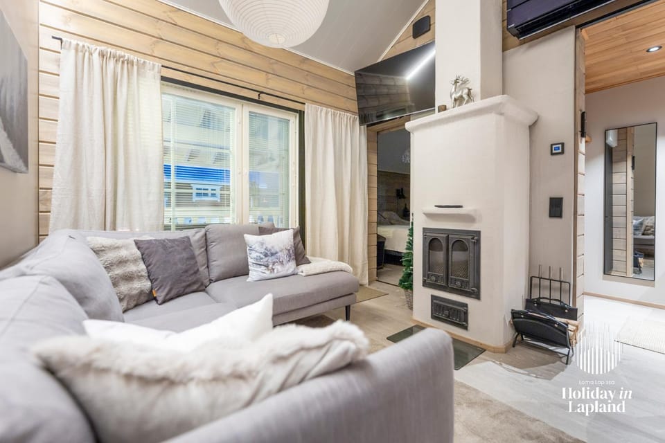 TV and multimedia, Seating area, fireplace