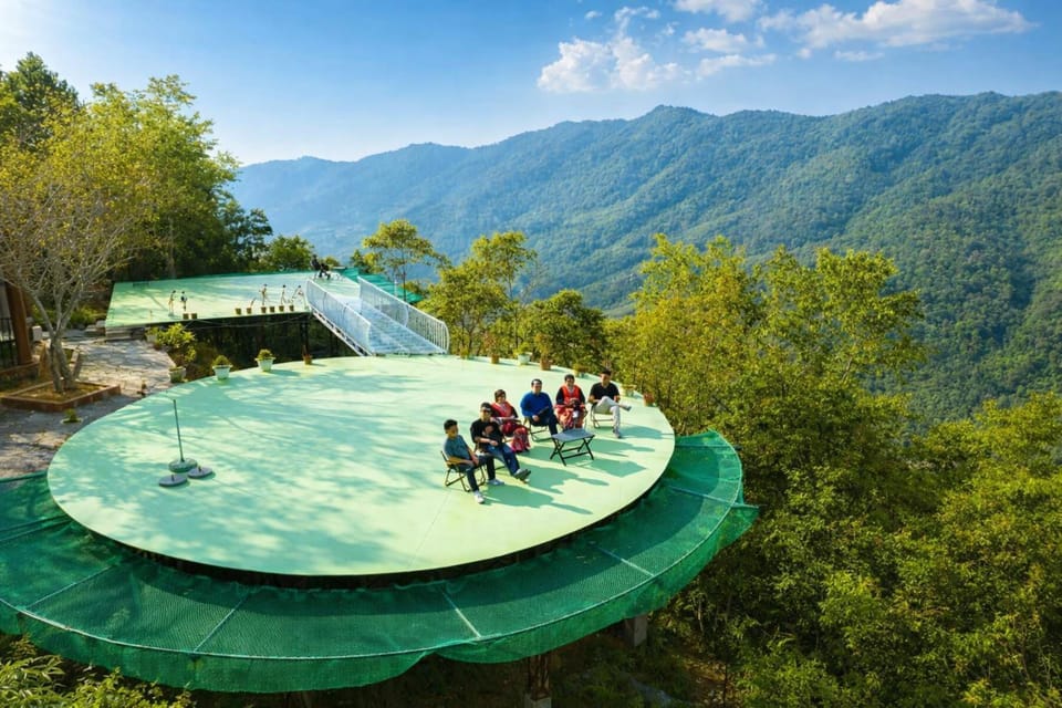 Nearby landmark, Mountain view, group of guests