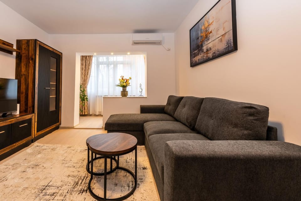 TV and multimedia, Living room, Seating area, air conditioner