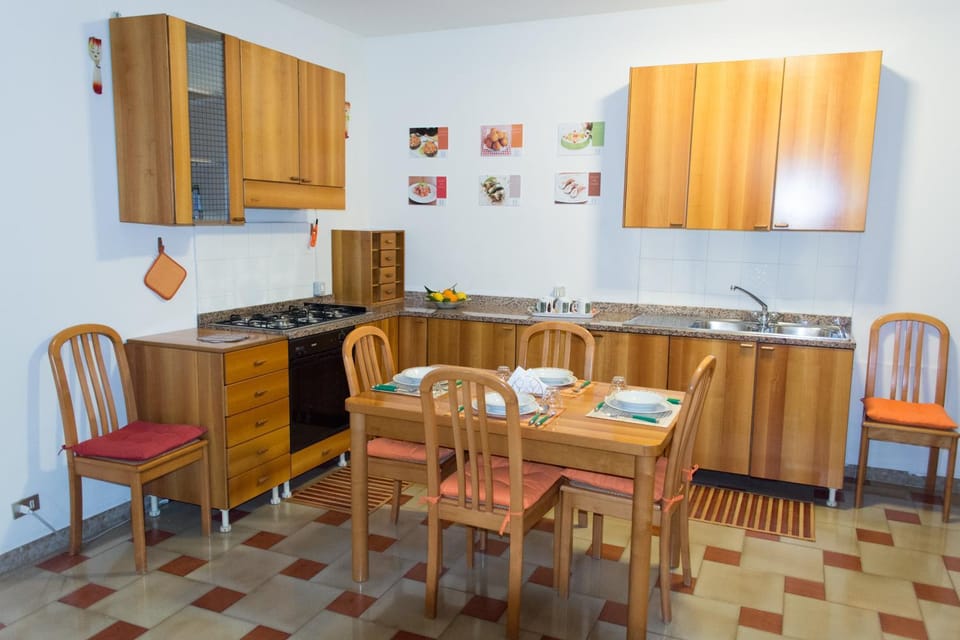 Kitchen or kitchenette, Dining area