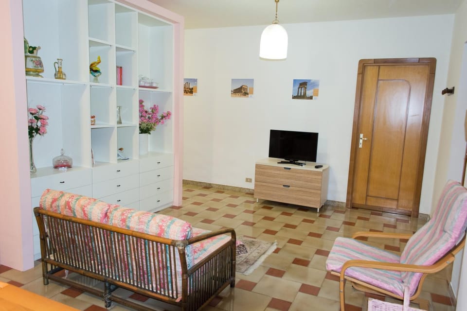 Communal lounge/ TV room, TV and multimedia, Living room