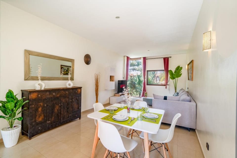 Living room, Seating area, Dining area
