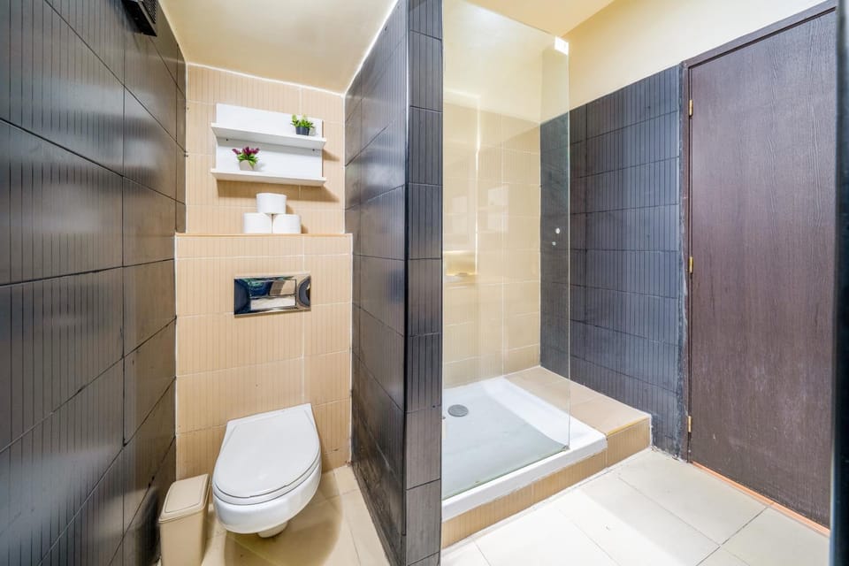 Shower, Toilet, towels