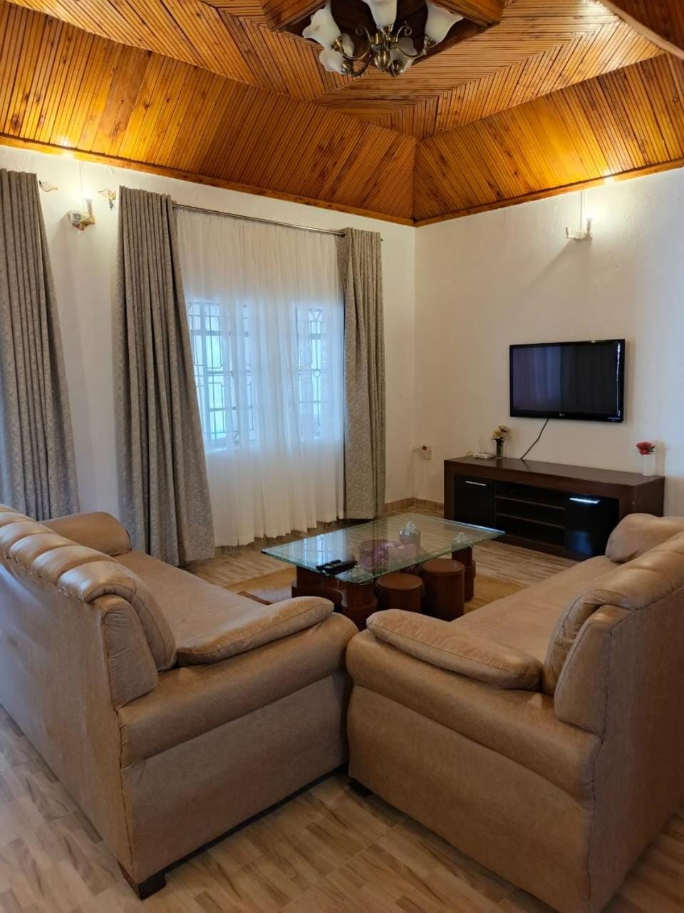 Communal lounge/ TV room, TV and multimedia, Living room, Seating area, Evening entertainment