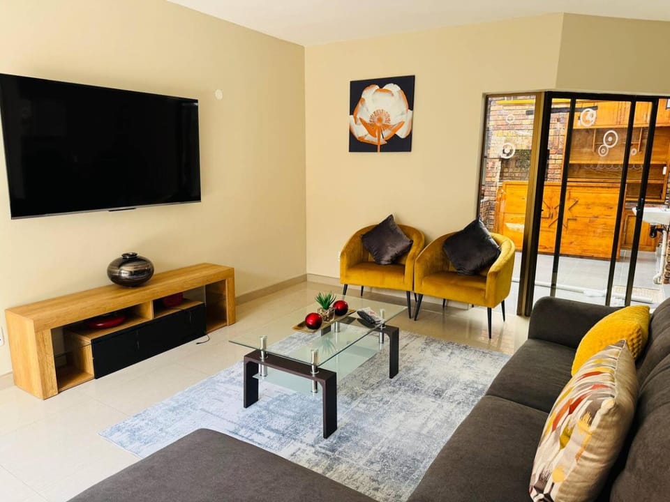 Communal lounge/ TV room, Living room, Seating area, Evening entertainment