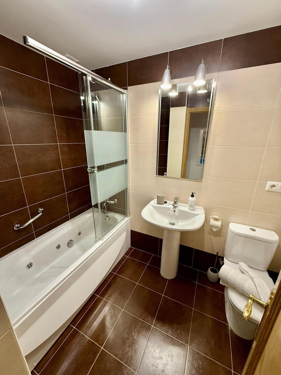 Hot Tub, Hot Tub, Bathroom, Bath, towels