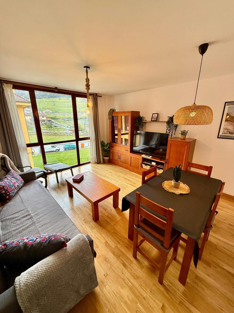 TV and multimedia, Living room, Dining area