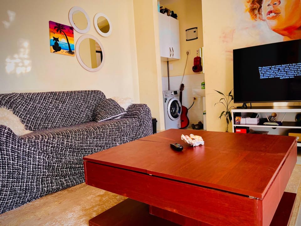 Communal lounge/ TV room, Living room, Seating area, Evening entertainment