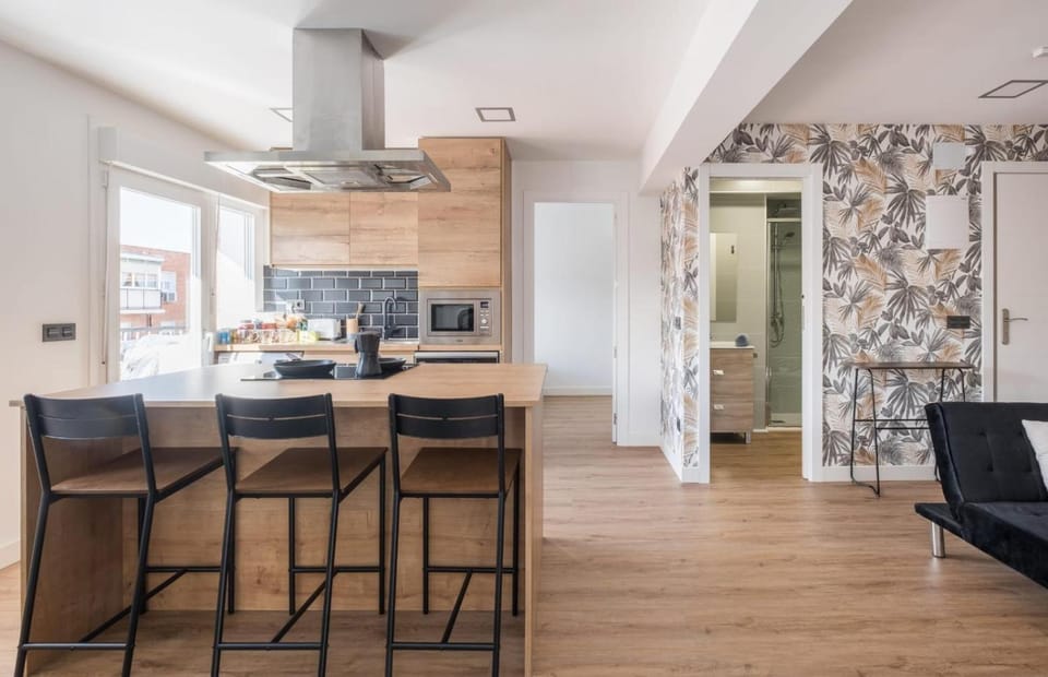 Kitchen or kitchenette, Living room, Seating area, minibar, stove