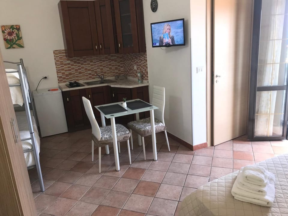 TV and multimedia, Kitchen or kitchenette, Dining area, stove