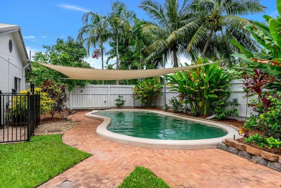 Casa Del Mar - Poolside Retreat Near Trinity Beach House in Periwinkle Avenue