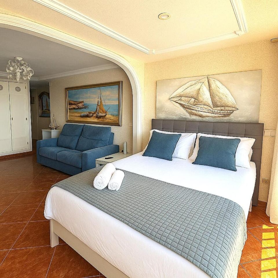 Beachfront apartment with garage Apartment in Benidorm