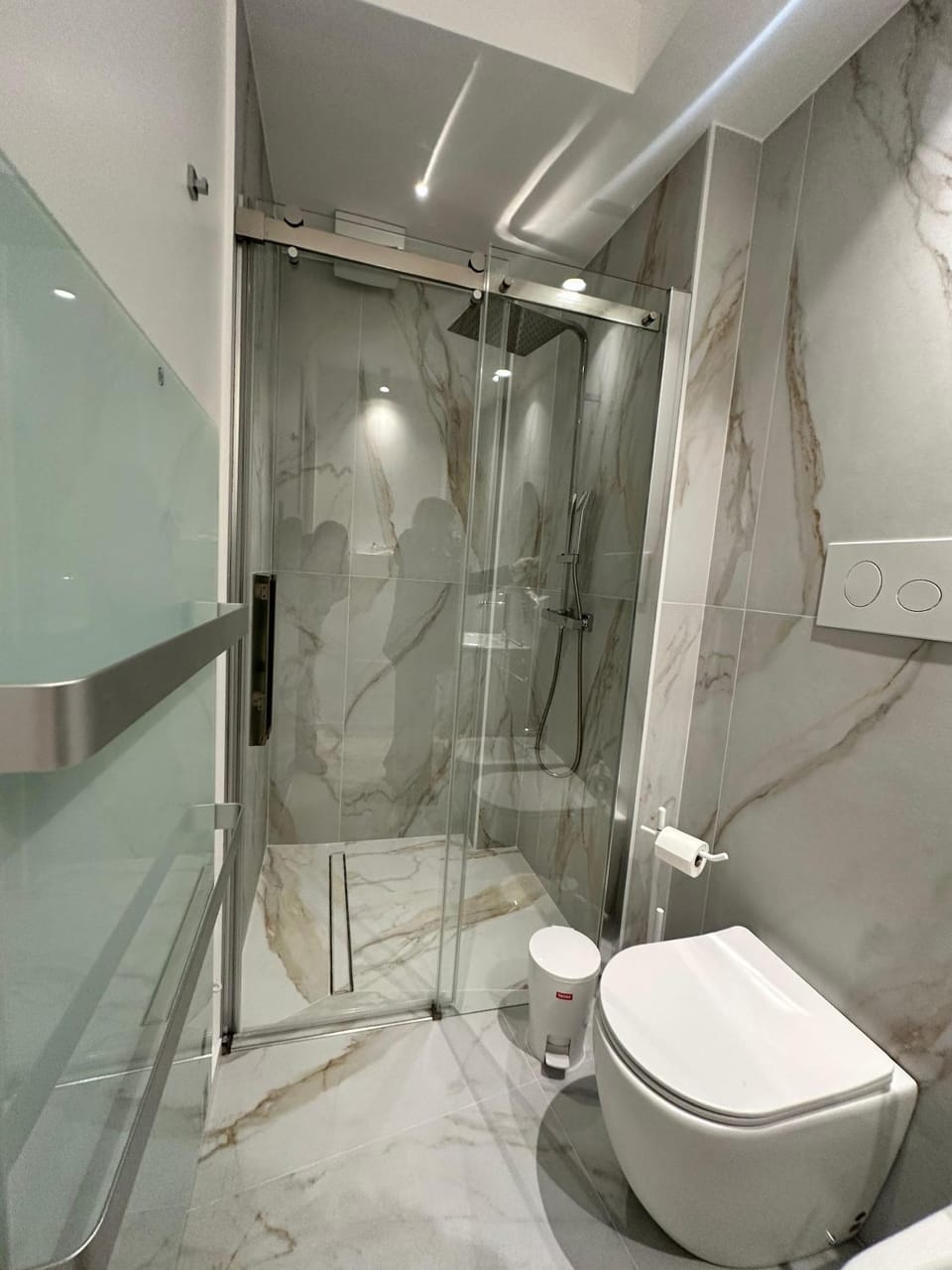 Shower, Toilet, Bathroom, towels