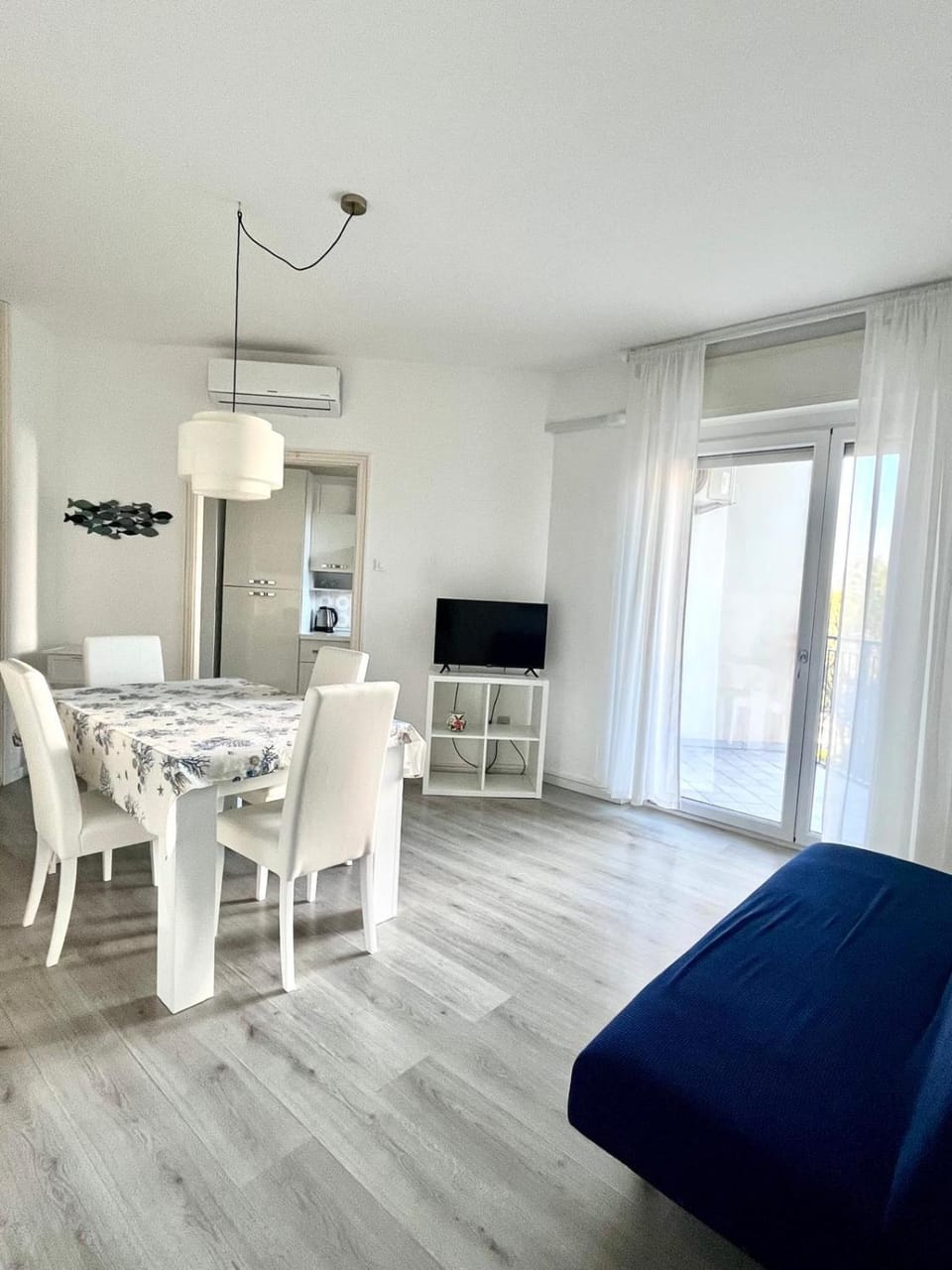 TV and multimedia, Kitchen or kitchenette, Living room, Seating area, Dining area