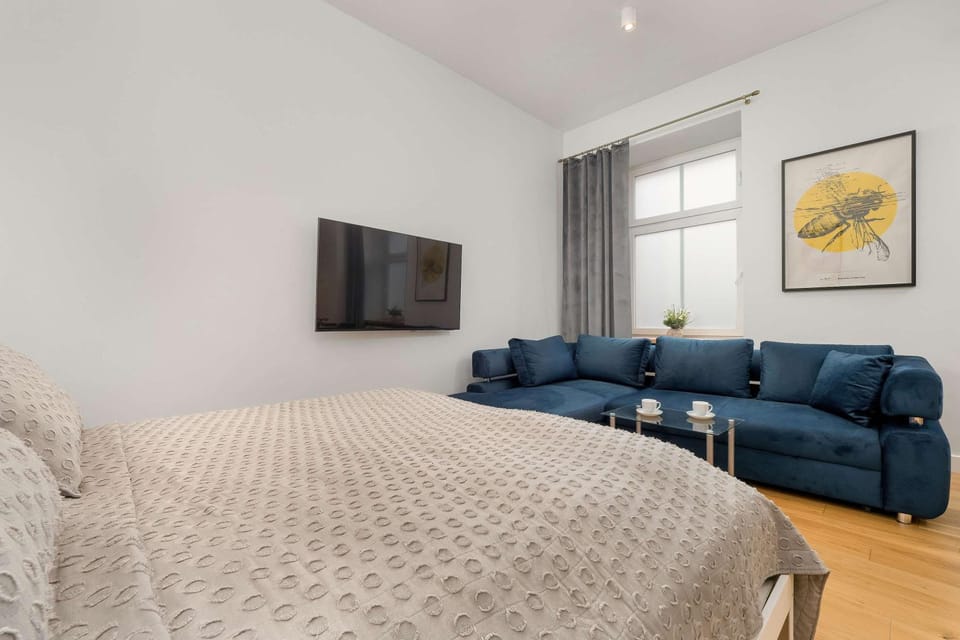 Bed, TV and multimedia, Living room