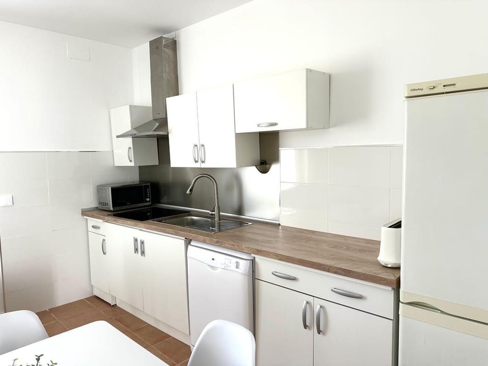 Kitchen or kitchenette, dishwasher, oven