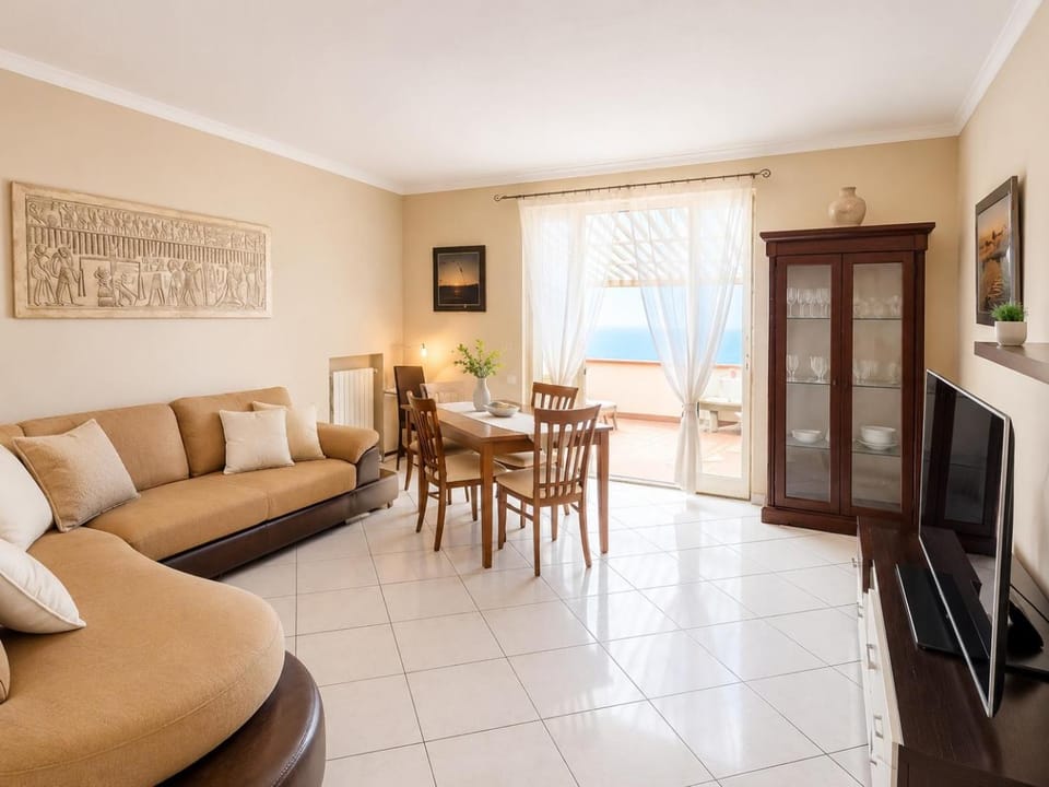 Communal lounge/ TV room, TV and multimedia, Living room, Seating area, Dining area, Evening entertainment