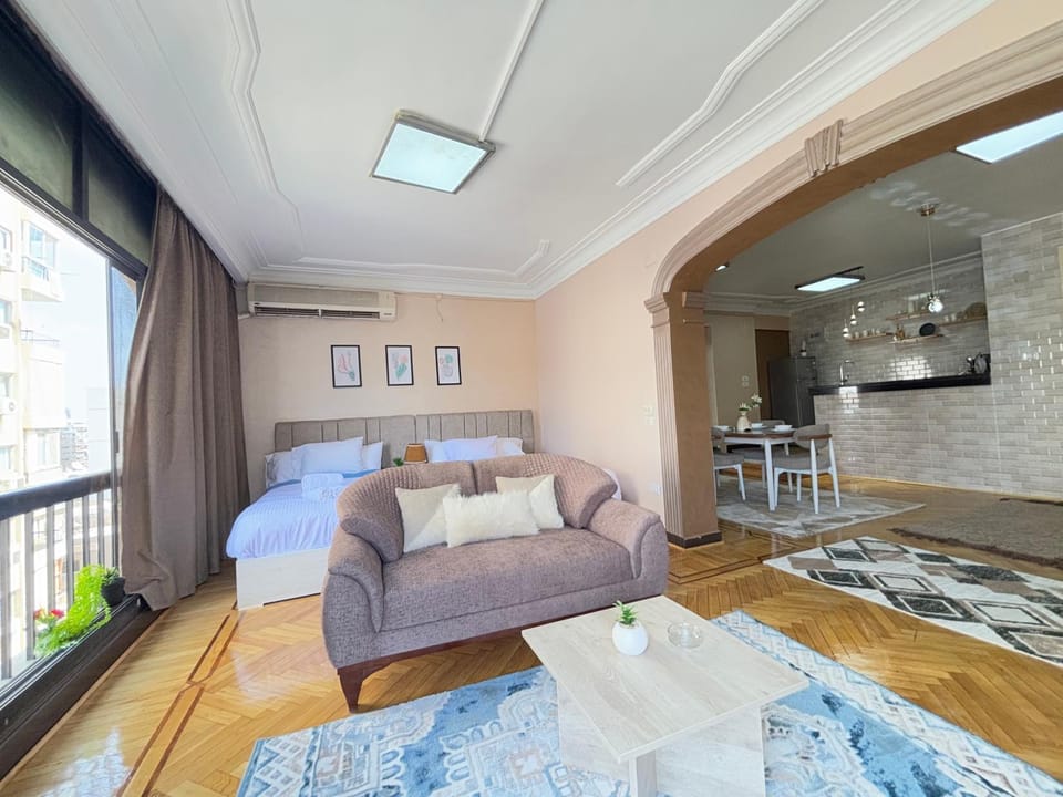 TV and multimedia, Kitchen or kitchenette, Living room, Seating area, Dining area