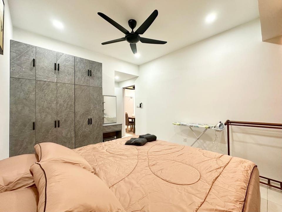 Bed, Photo of the whole room, Bedroom